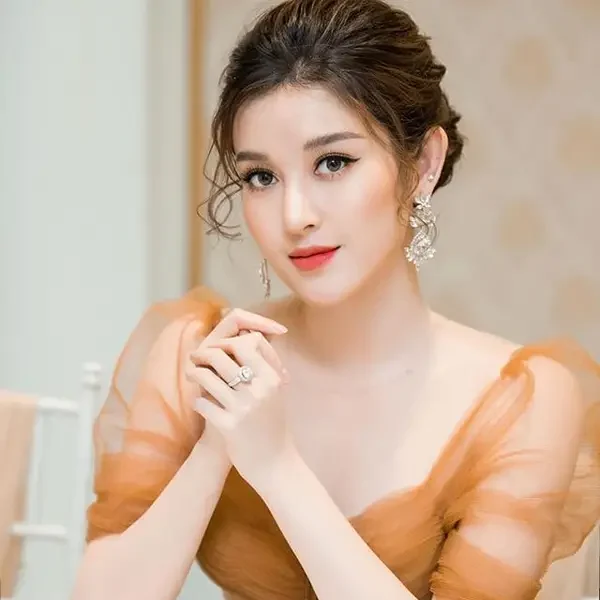 Á Hậu Huyền My - Khách hàng